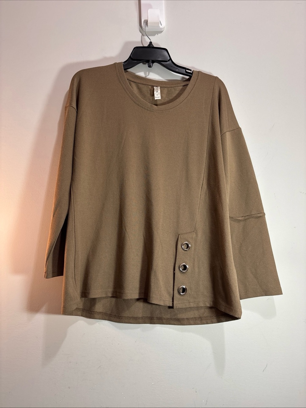 Cubism Women's Olive Brown Scoop Neck Button-Accent Top. 1466